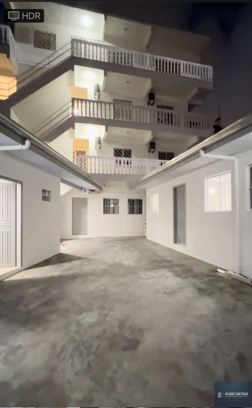 Prédio Residencial com 3 apartamentos de 2 quartos e 6 de 1 quarto no centro de Balneário Camboriú