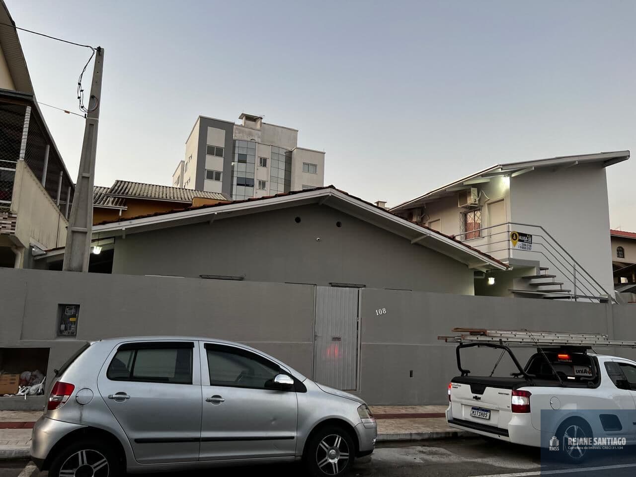 Prédio Residencial com 3 apartamentos de 2 quartos e 6 de 1 quarto no centro de Balneário Camboriú