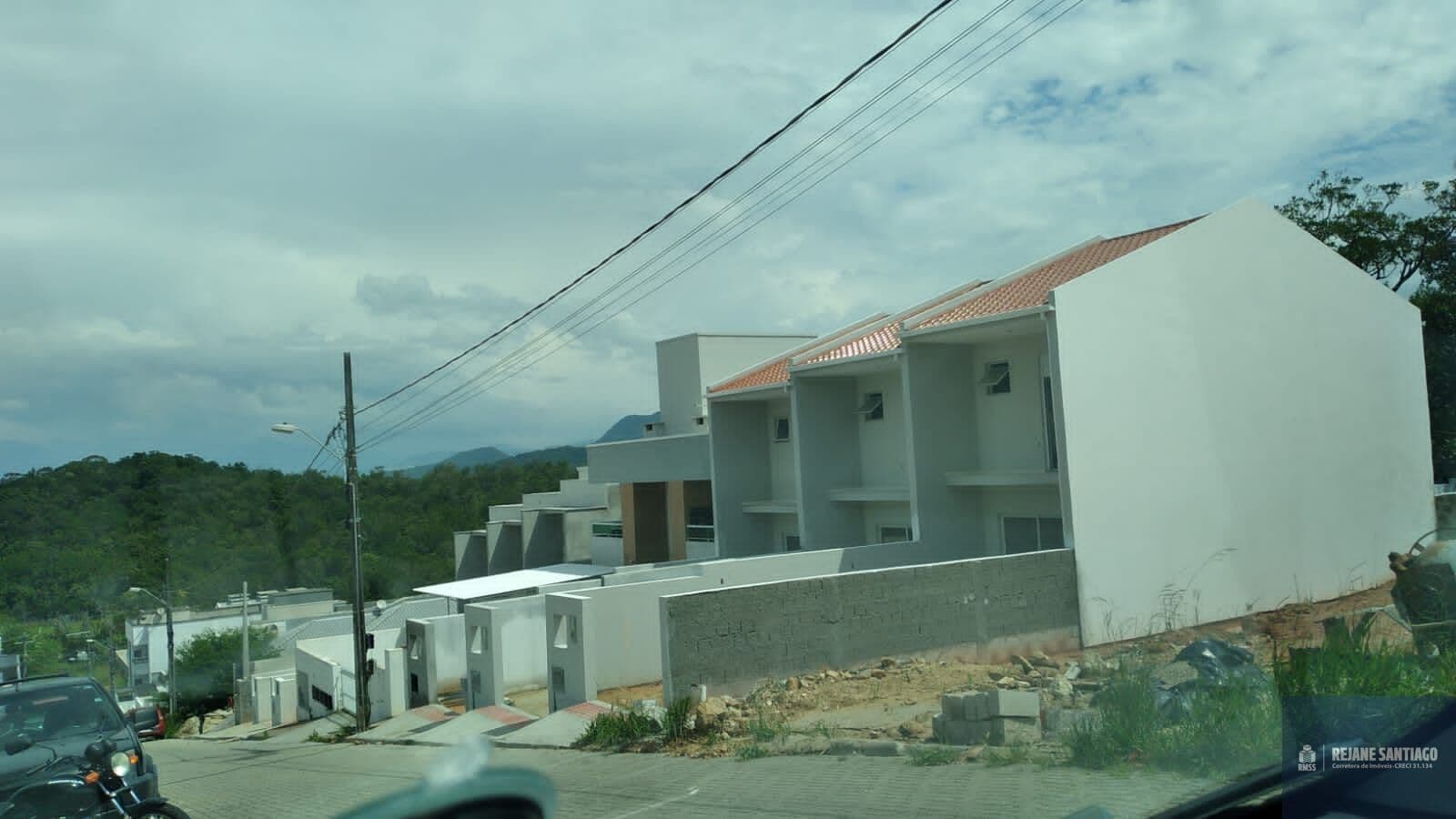 Sobrado pronto para morar com 2 ou 3 dormitórios, sacada, em São José, SC