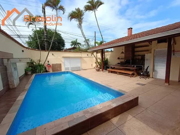 🏡✨ CASA MOBILIADA ISOLADA DE ESQUINA – CENTRO DE MONGAGUÁ 🌴☀️