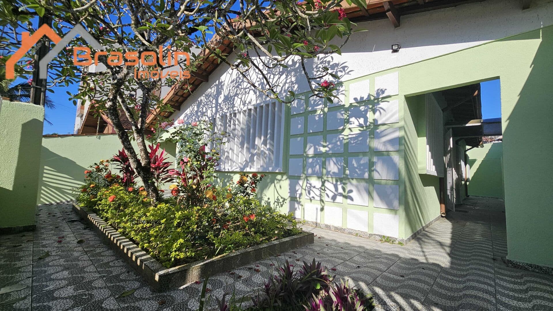 Casa isolada 3 dormitórios 50 metros da praia de Mongaguá, jardim Praia Grande.