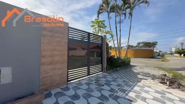 Maravilhosa Casa alto padrão 2 dormitórios sendo uma suíte, com Piscina e churrasqueira