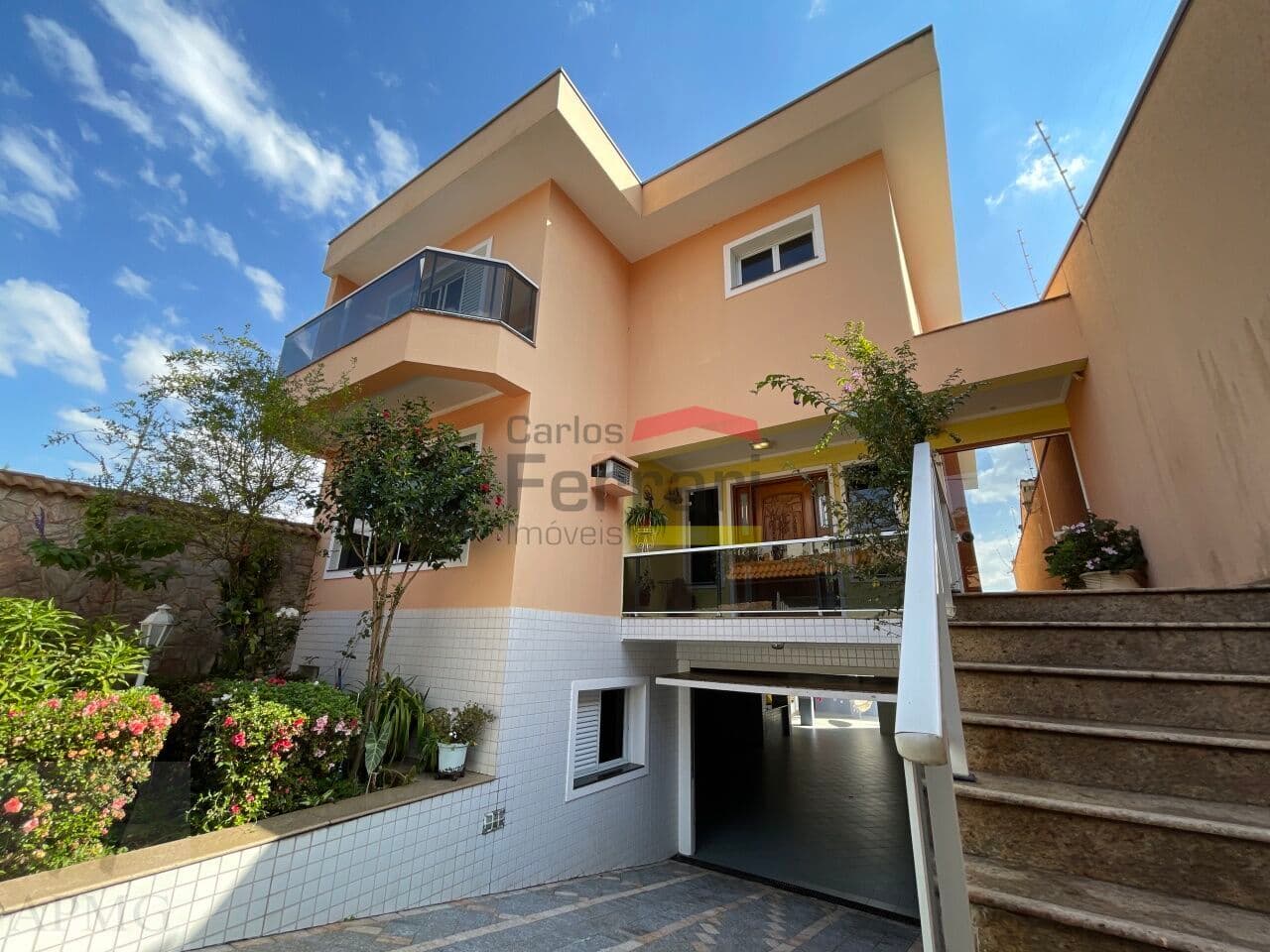 Sobrado com 4 suítes e 6 vagas no Tremembé