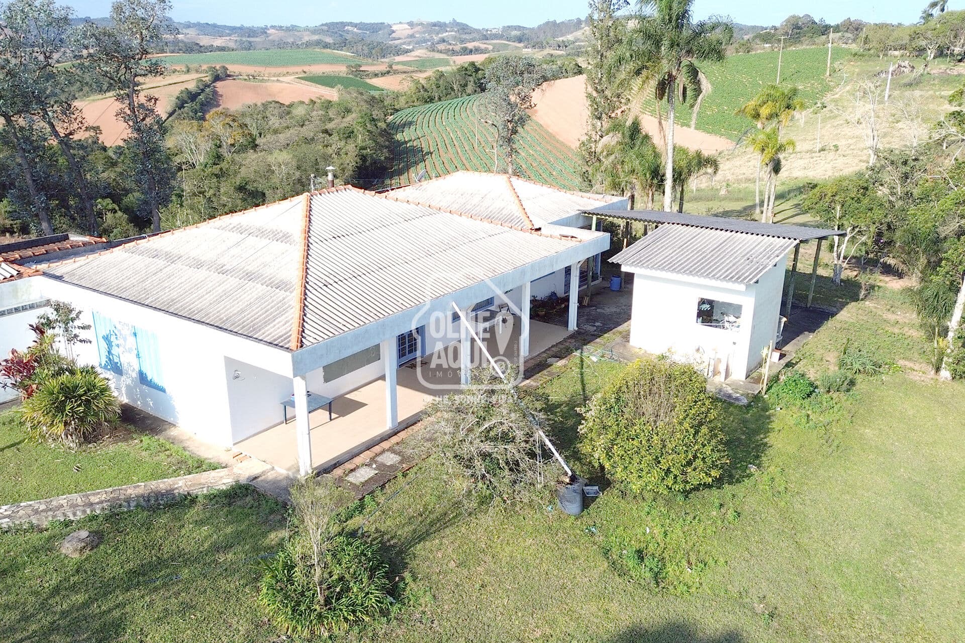 SÍTIO COM VISTA PANORÂMICA, SEDE ACONCHEGANTE E ÁREA DE PLANTIO
