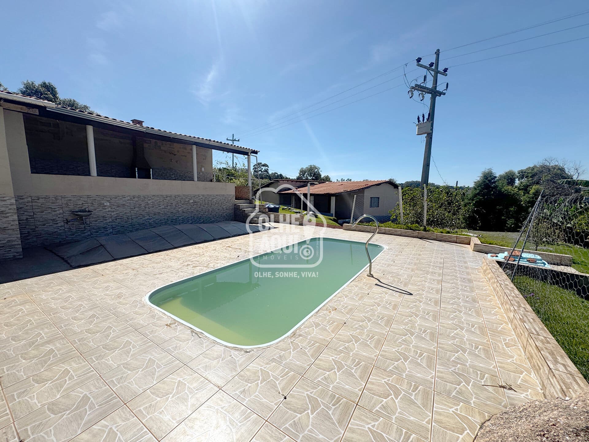 CHÁCARA SIMPLES, ACOLHEDORA E COM PISCINA