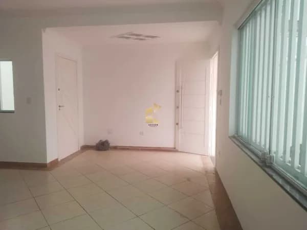 Casa sobrado à venda no bairro Tupi em Praia Grande, SP. 3 dormitórios com suíte.