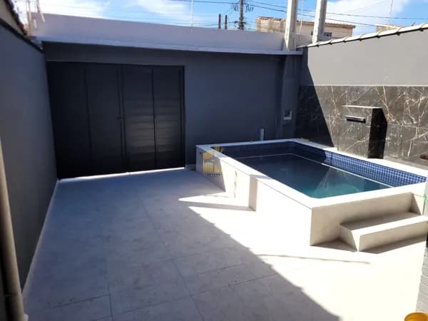 Casa Geminada à venda em Itanhaém, SP. 2 dormitórios (sendo 1 suíte), área gourmet com piscina e churrasqueira!