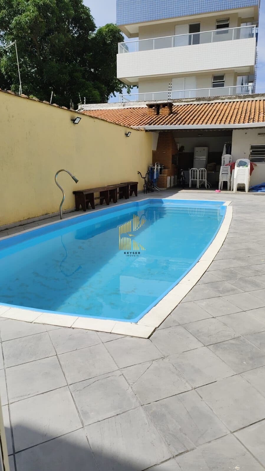 casa à venda no bairro Guilhermina em Praia Grande, SP. 4 dormitórios sendo 4 suítes