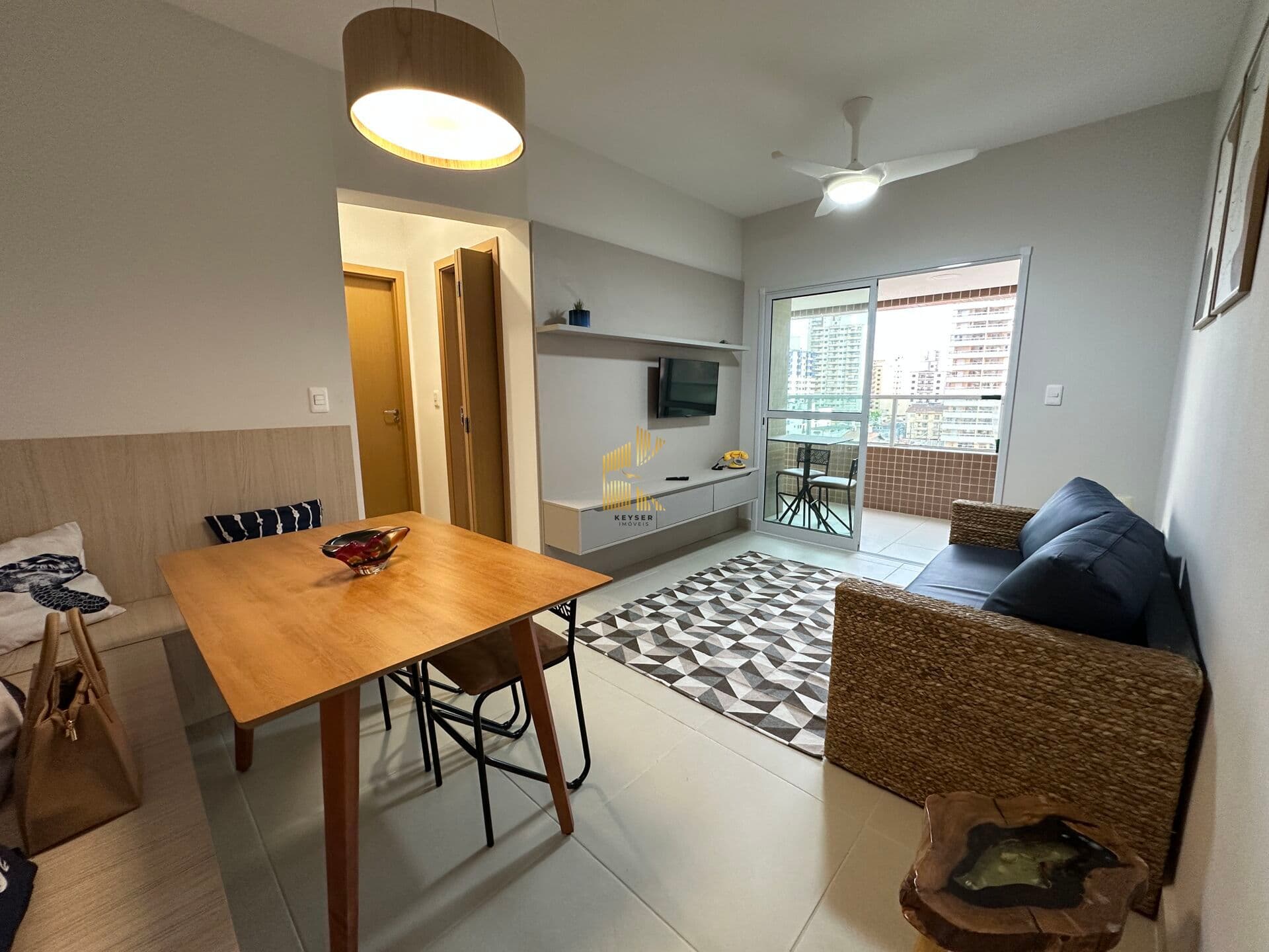 Apartamento mobiliado e decorado à venda no bairro Aviação em Praia Grande, SP. 2 dormitórios (sendo 1 suíte)