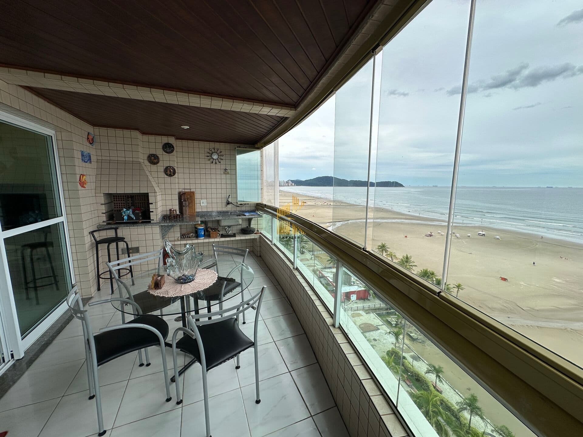 Apartamento 3 dormitorios frente mar com duas vagas