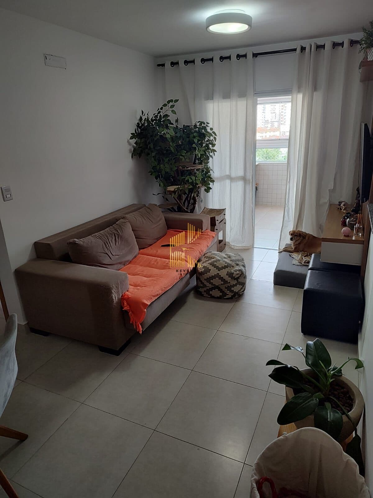 Apartamento à venda na Guilhermina, Praia Grande, SP. 2 dormitórios (1 suíte), sala dois ambientes com sacada envidraçada!