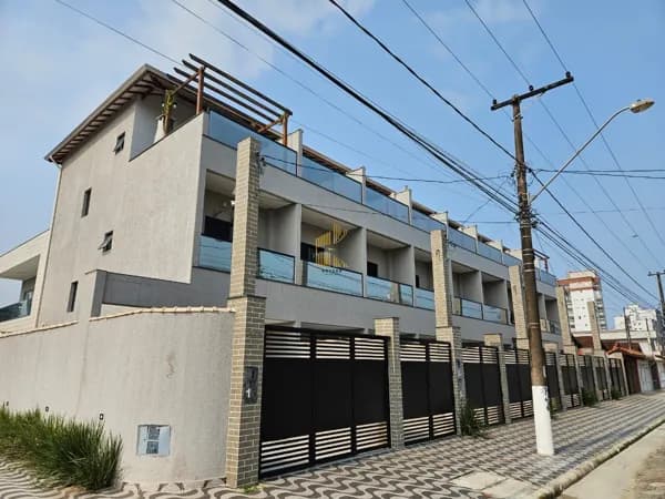 Casa triplex a venda no bairro Maracanã em Praia Grande, SP. Imóvel com 3 pavimentos, 3 dormitórios, 2 suítes!