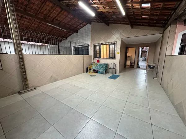 Casa no bairro Maracanã em Praia Grande, SP. 2 dormitórios.