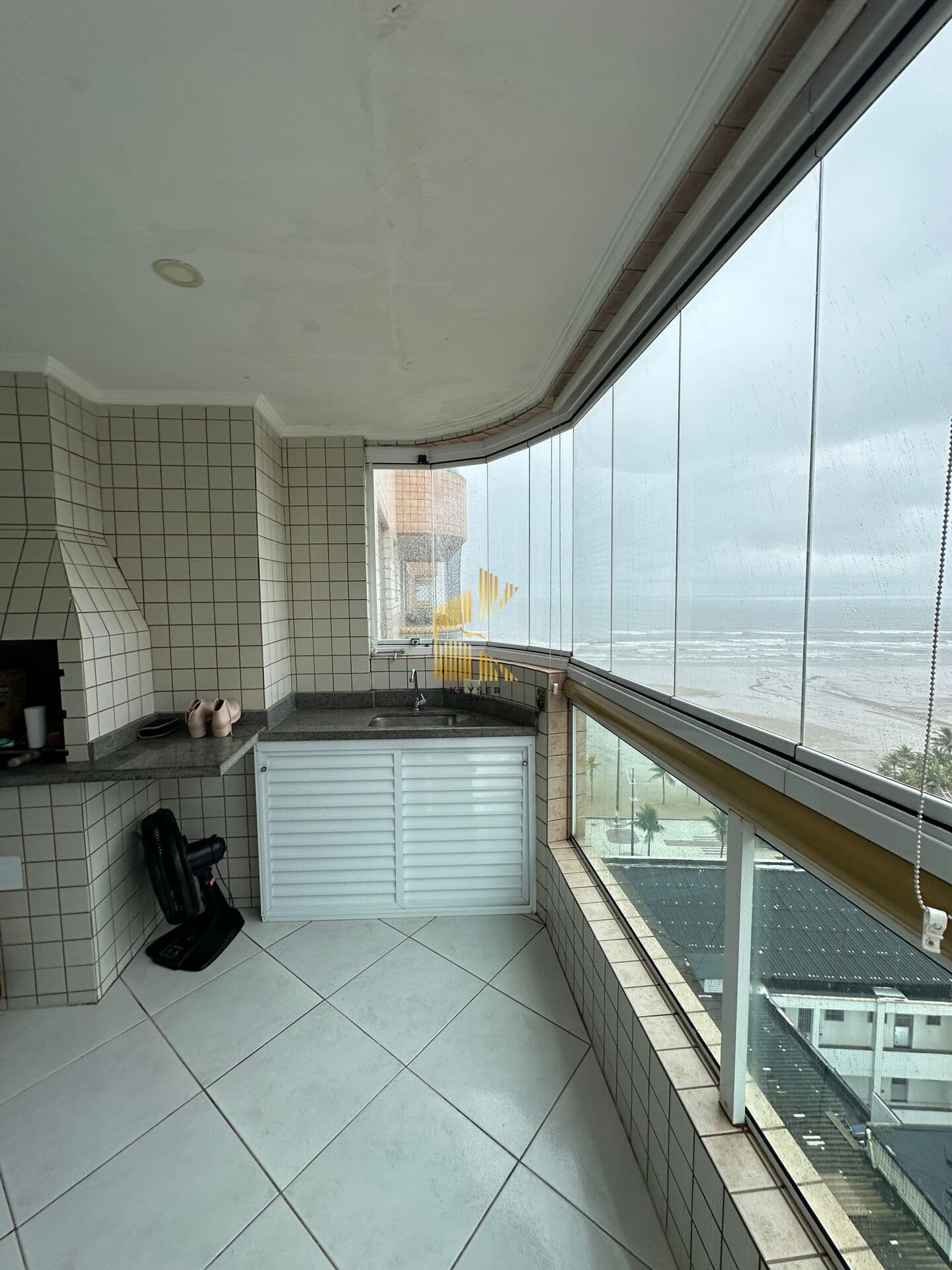 Apartamento 2 dormitorios com vista mar, 2 vagas, predio frente