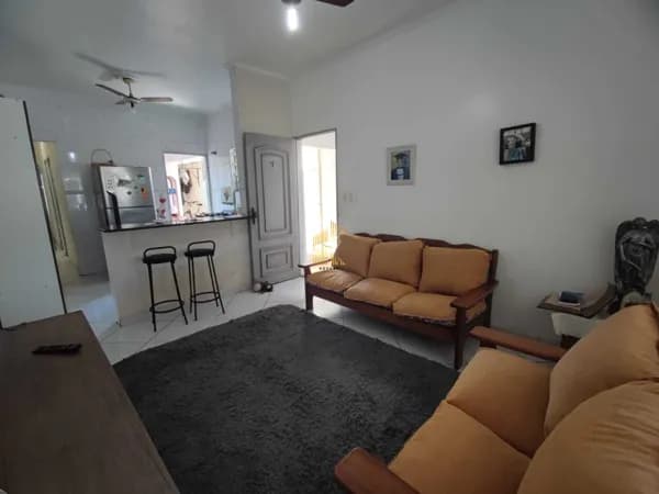 Casa à venda no bairro Caiçara em Praia Grande, SP. 2 dormitórios sendo 1 suíte.