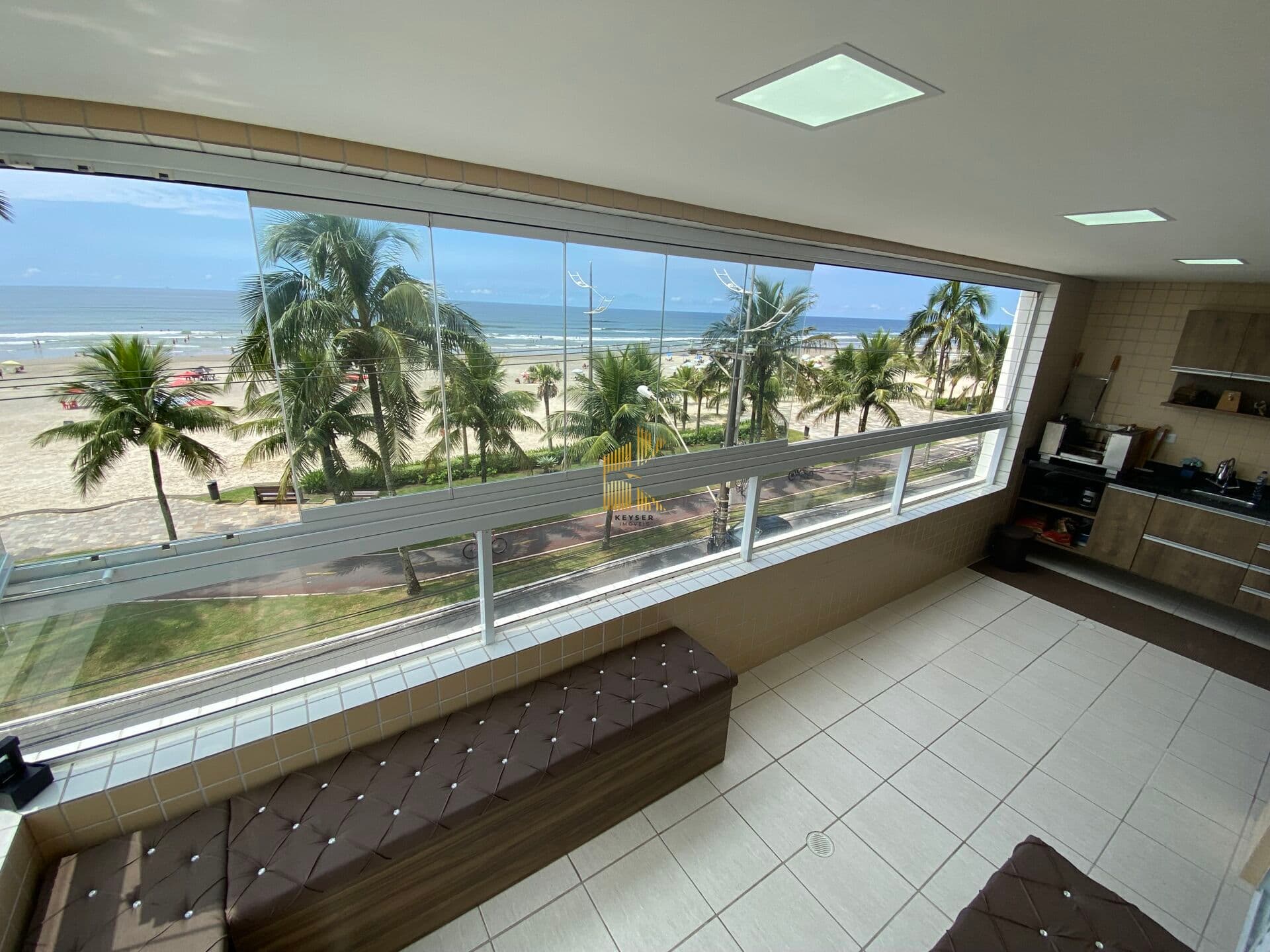 Apartamento frente mar à venda no bairro Jardim Real em Praia Grande, SP. 3 dormitórios sendo 1 suíte, 2 vagas