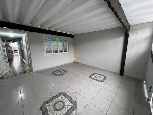 Casa à venda no bairro Maracanã em Praia Grande, SP. 2 dormitórios sendo 1 suíte.