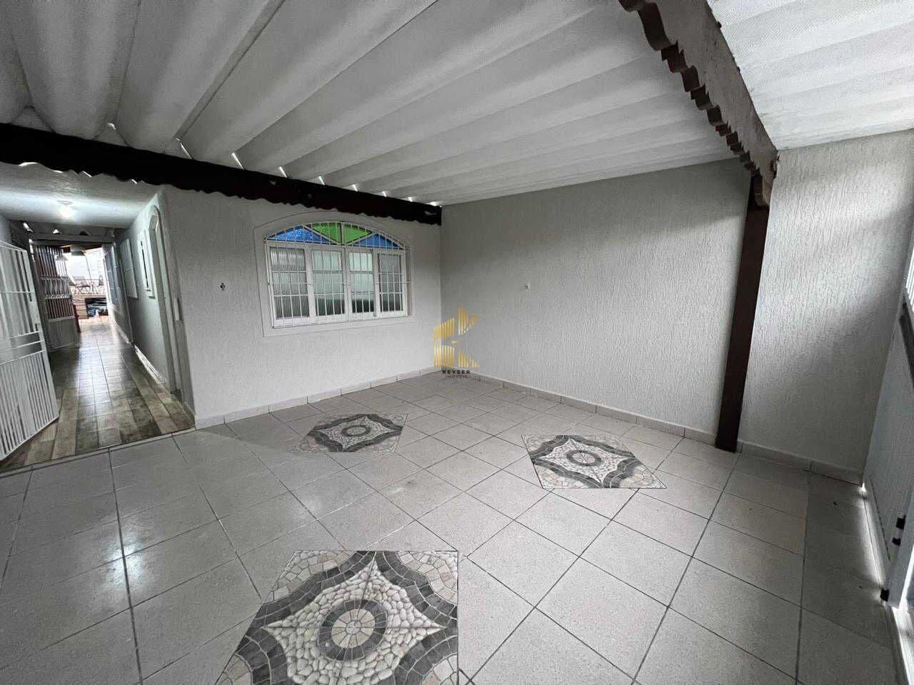 Casa à venda no bairro Maracanã em Praia Grande, SP. 2 dormitórios sendo 1 suíte.