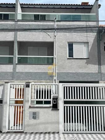 Casa à venda no bairro Aviação em Praia Grande, SP. 2 dormitórios sendo 2 suítes.