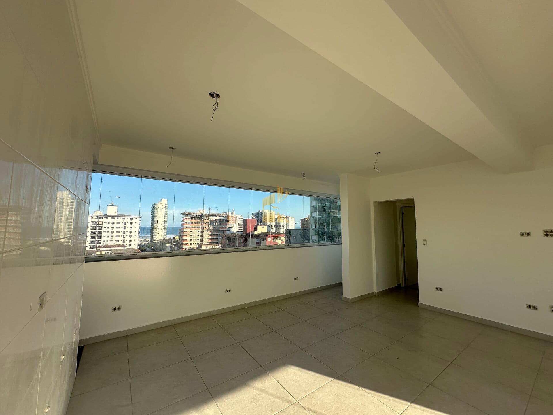 Apartamento vista mar à venda no bairro Guilhermina, em Praia Grande, SP. 2 dormitórios (sendo 1 suíte)