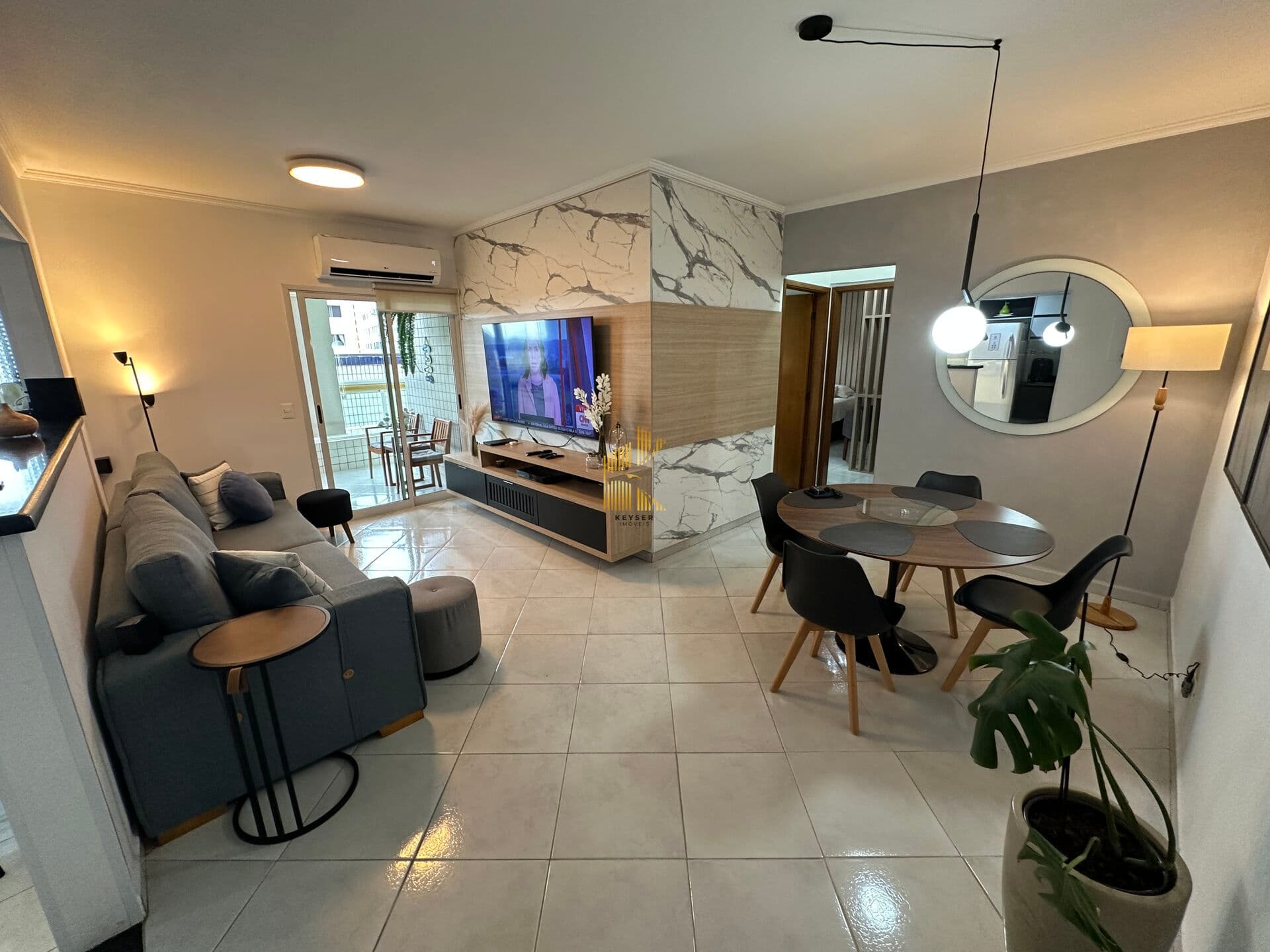 Apartamento com 2 dormitorios, vista lateral mar, lazer