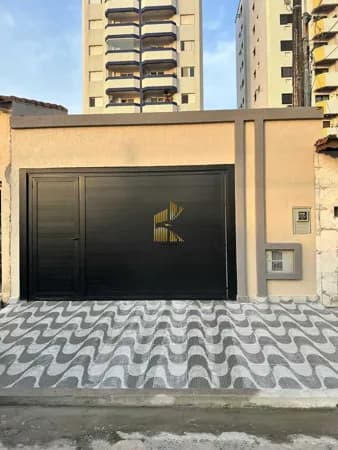 Casa à venda no bairro Guilhermina em Praia Grande, SP. 3 dormitórios sendo 1 suíte.