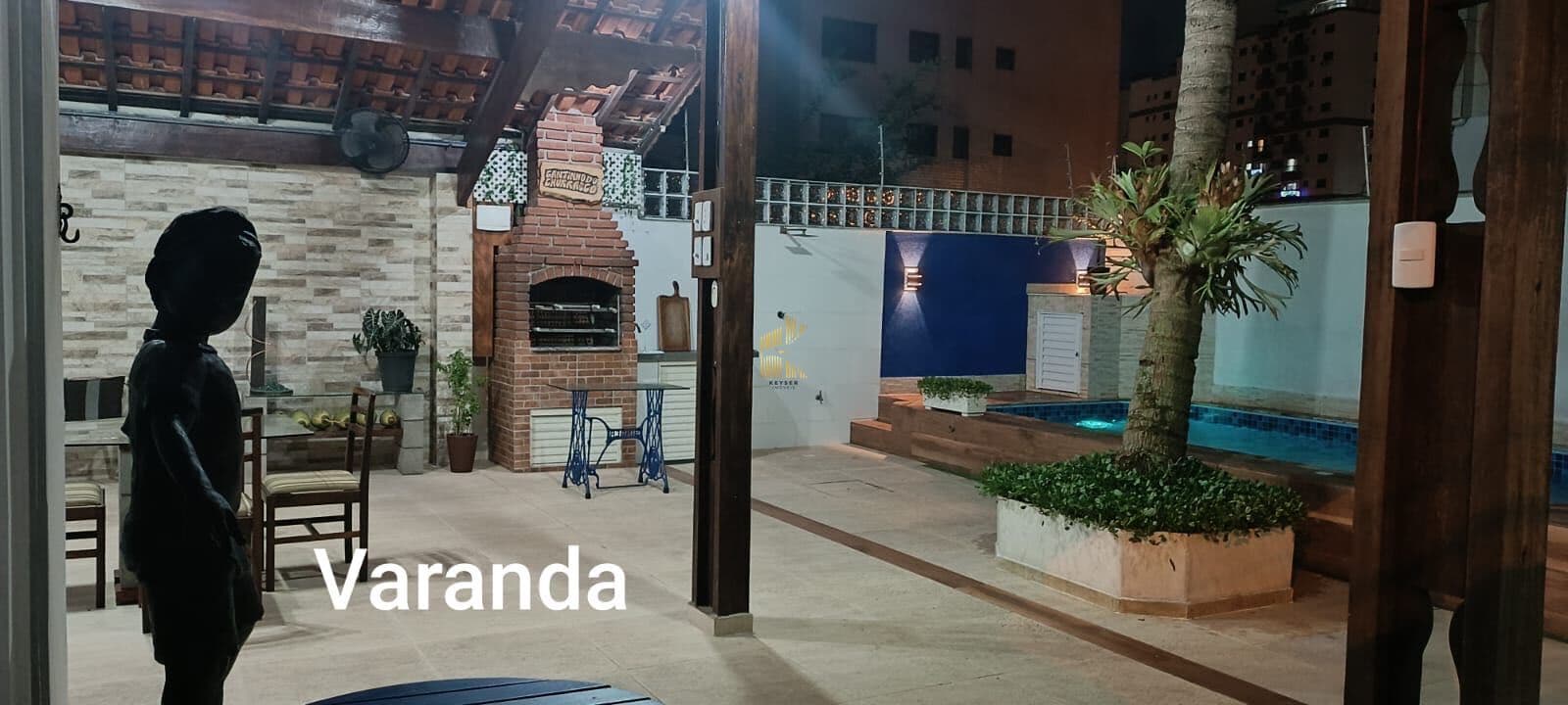 Casa 3 dormitorios sendo 2 suites, com edícula, piscina, 2 vagas, aviação