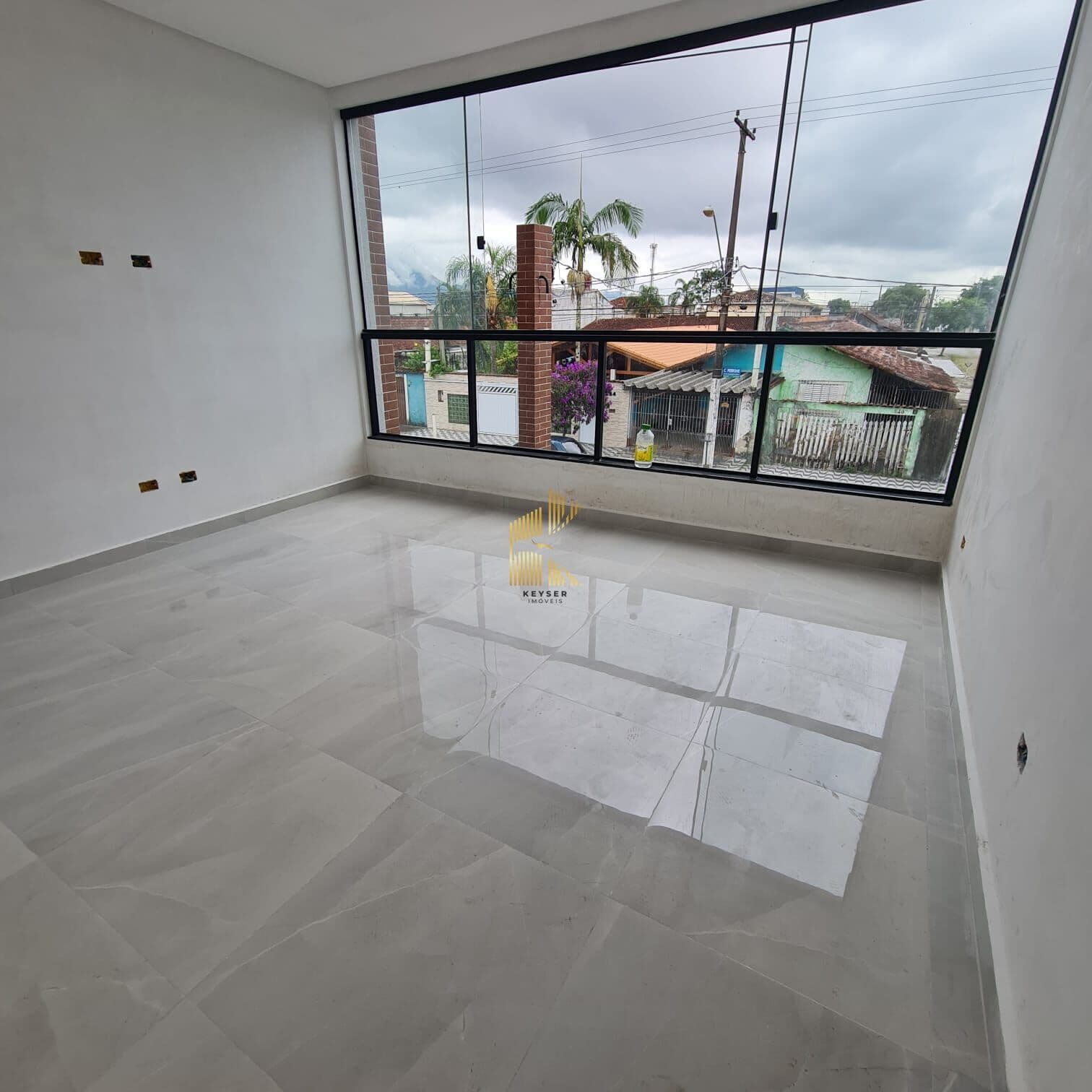 Casa triplex a venda no bairro Maracanã em Praia Grande, SP. Imóvel com 3 pavimentos, 3 dormitórios!