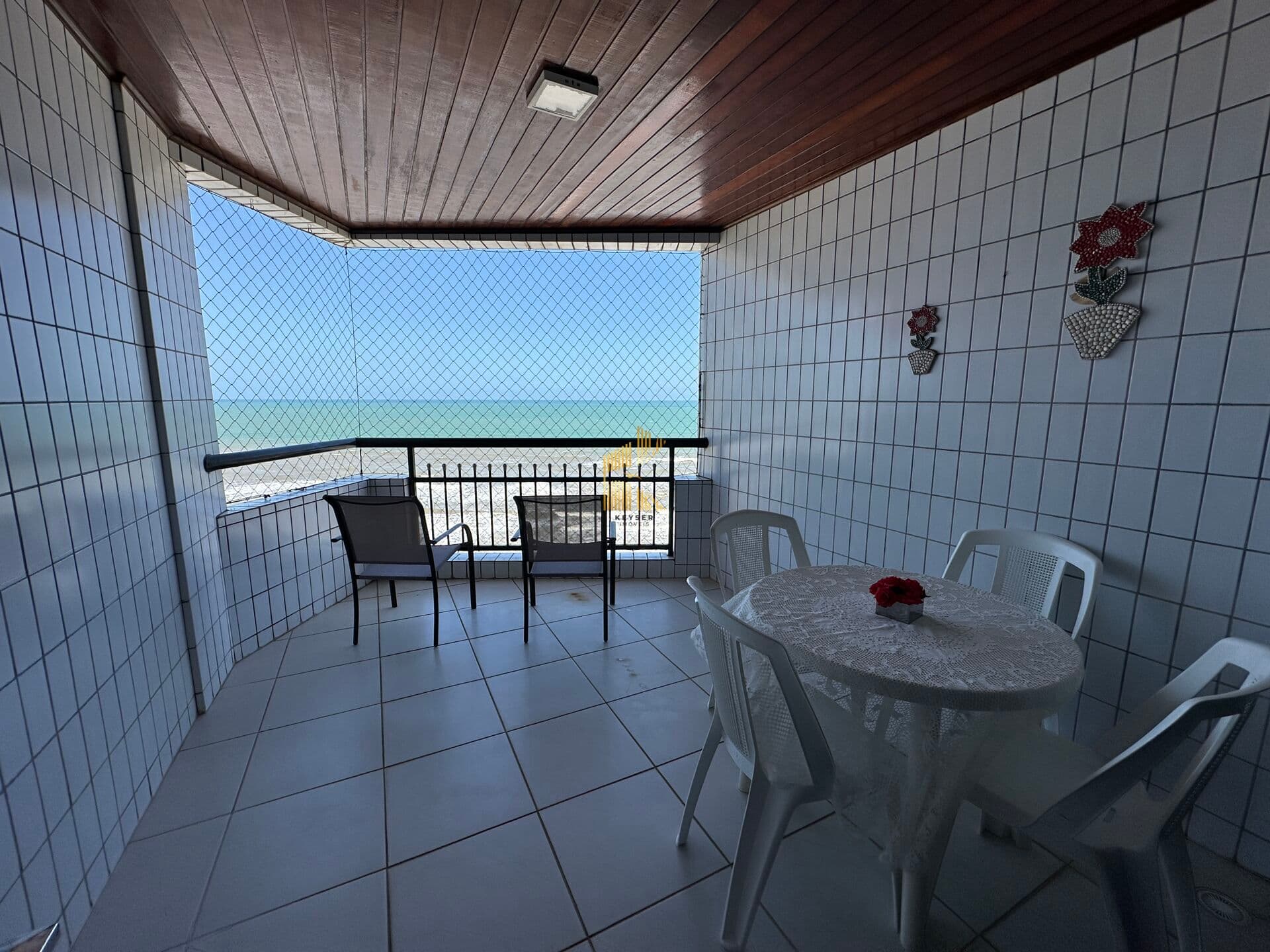 Apartamento 3 dormitorios frente mar no Solemar, 2 vagas.