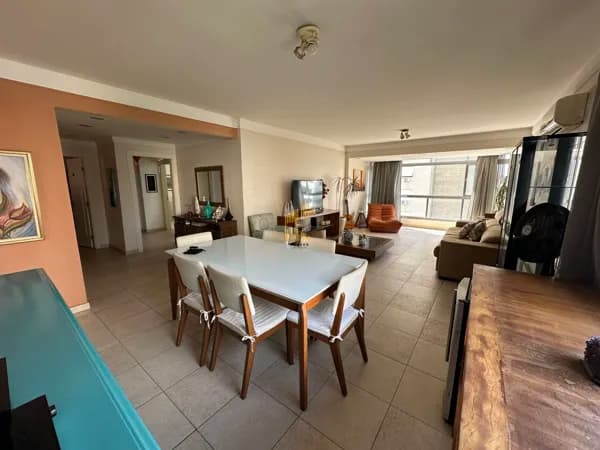 Apartamento à venda no bairro Gonzaga em Santos, SP. 4 dormitórios sendo 1 suíte, 1 dependência de Empregada.