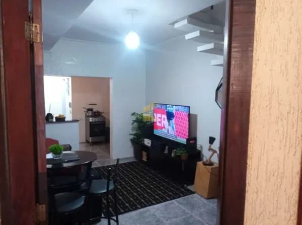Sobrado de condomínio à venda no bairro Guilhermina em Praia Grande, SP. 2 dormitórios sendo 1 suíte.