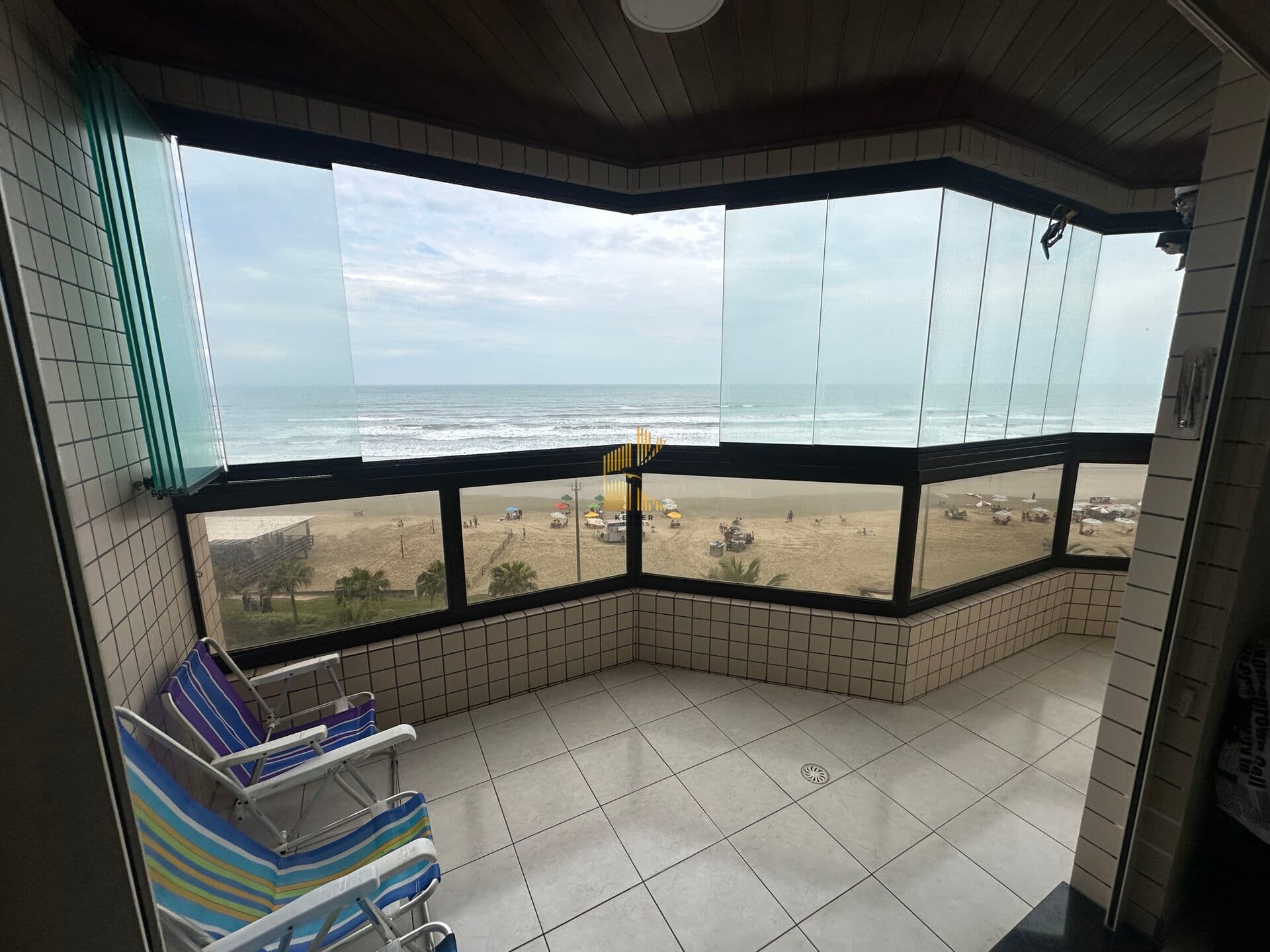 Apartamento frente mar com dois dormitorios
