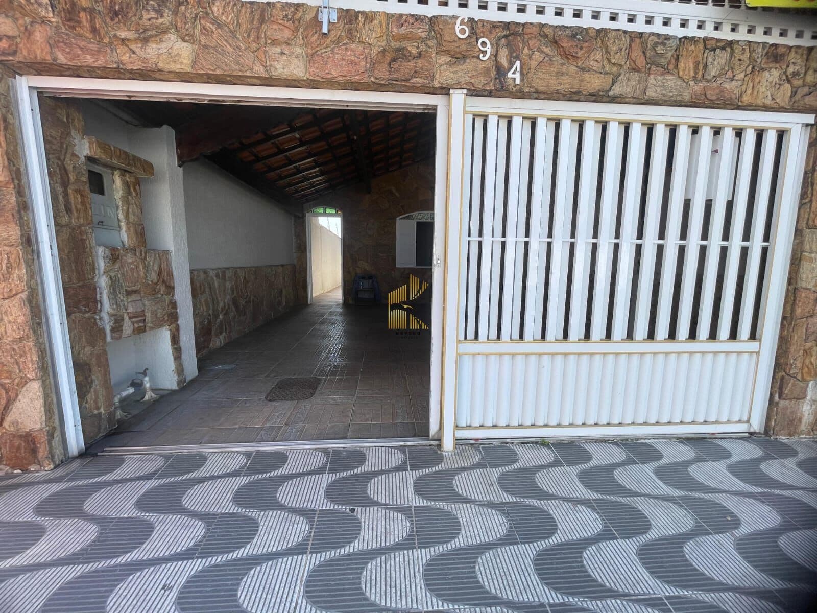 casa à venda no bairro Guilhermina em Praia Grande, SP. 3 dormitórios sendo 1 suíte