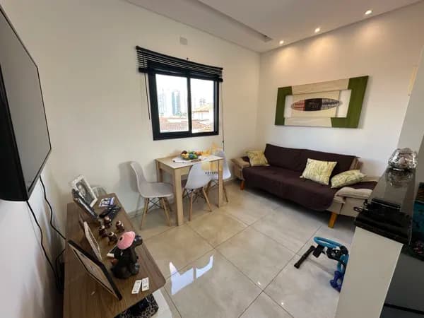 Casa à de condomínio sobreposta alta, a venda no bairro Guilhermina em Praia Grande, SP. 2 dormitórios.