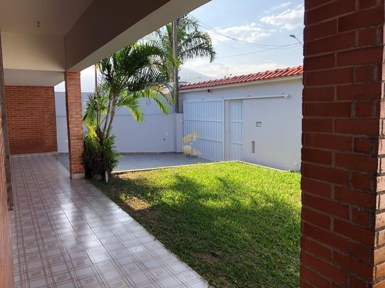 Casa à venda no bairro Flórida em Praia Grande, SP. 3 dormitórios sendo 3 suítes.