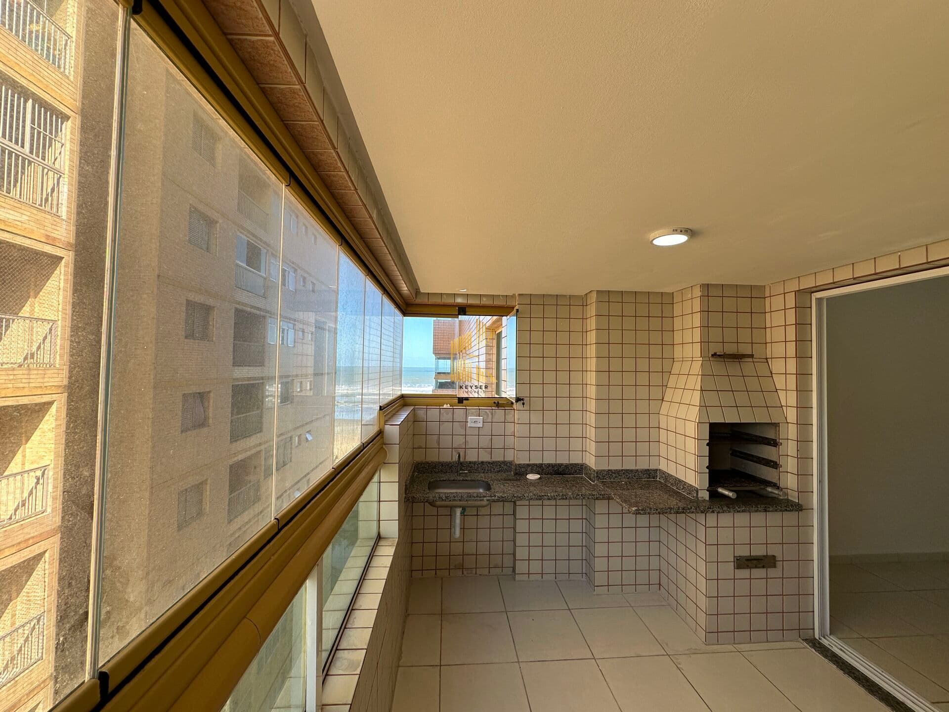 Apartamento à venda no bairro Aviação em Praia Grande, SP. 2 dormitórios, 1 suíte!