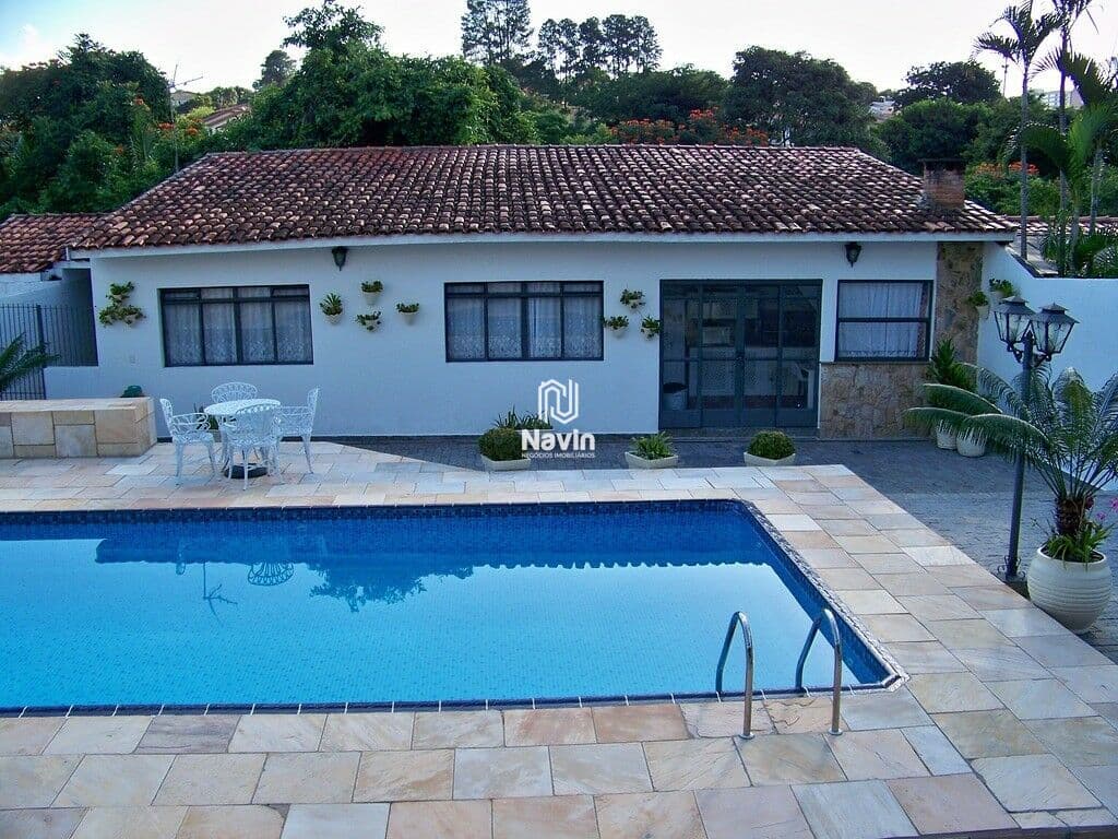 Casa com 4 dormitóriosà venda no Jardim Itaperi em Atibaia SP