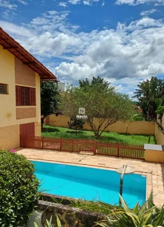 Casa à venda com piscina em bairro nobre de Atibaia