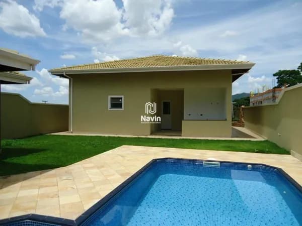 Casa a venda com piscina e 3 suítes no Jardim Paulista em Atibaia-SP.