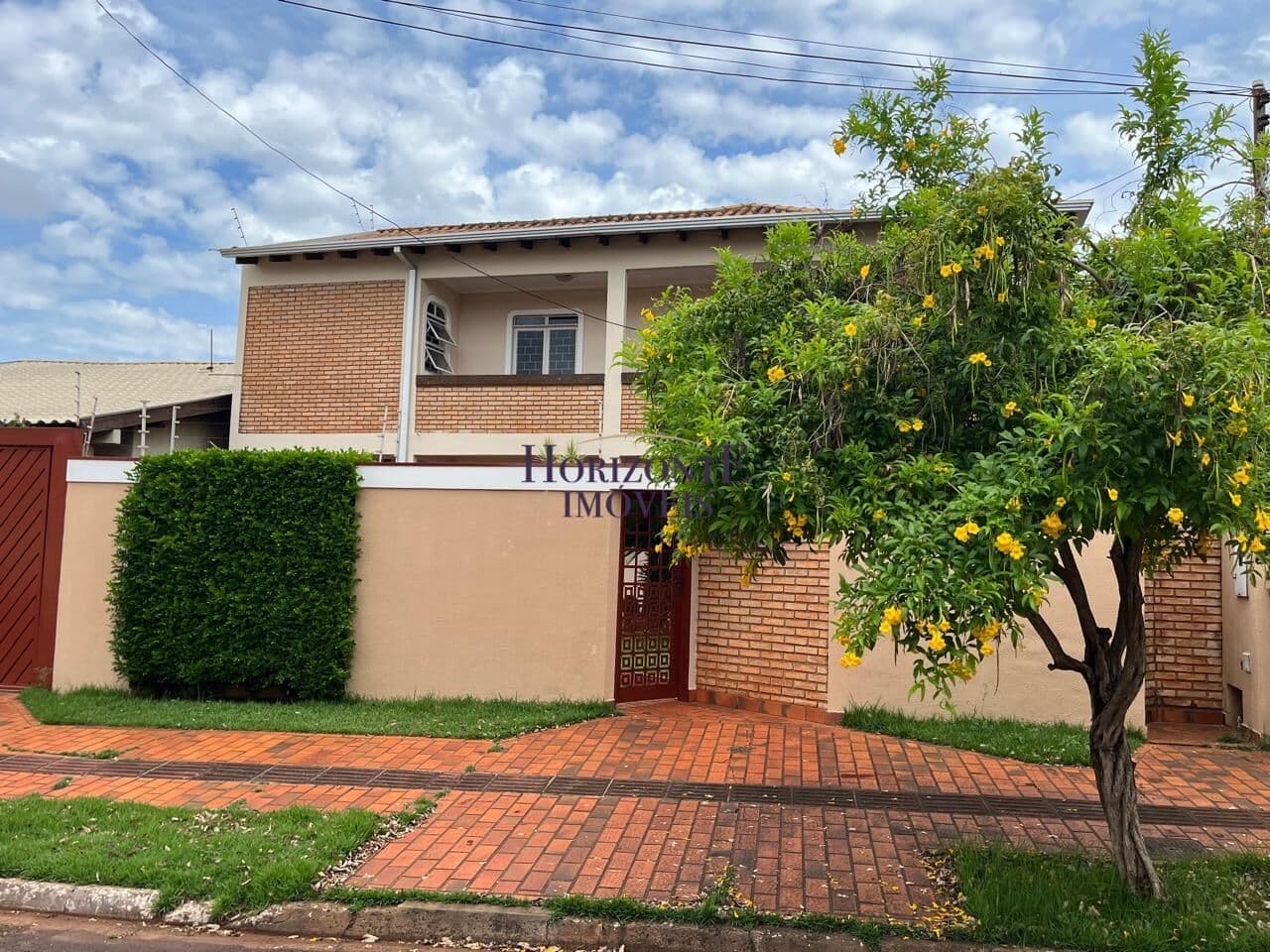 Sobrado com piscina próximo ao Colégio Militar