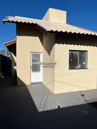 Casa no Jardim Panorama, Campo Grande/MS, contendo uma suíte e mais um quarto, quintal amplo nos fundos.