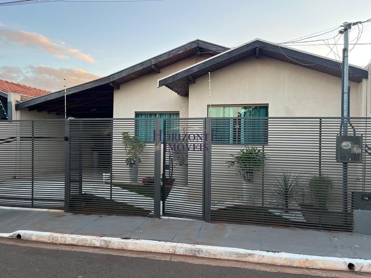Casa condomínio com piscina à venda no bairro Vila Santa Luzia - Campo Grande/MS