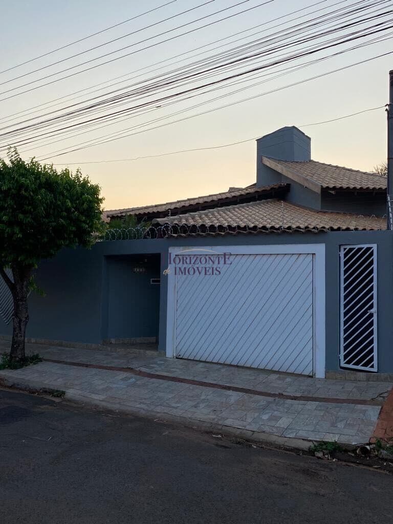 Casa com piscina e mezanino - Carandá Bosque
