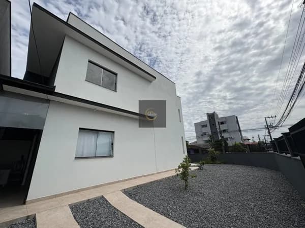 Sobrado Geminado de Esquina com 3 Quartos (Suíte no Térreo) e Amplo Terreno no Boa Vista