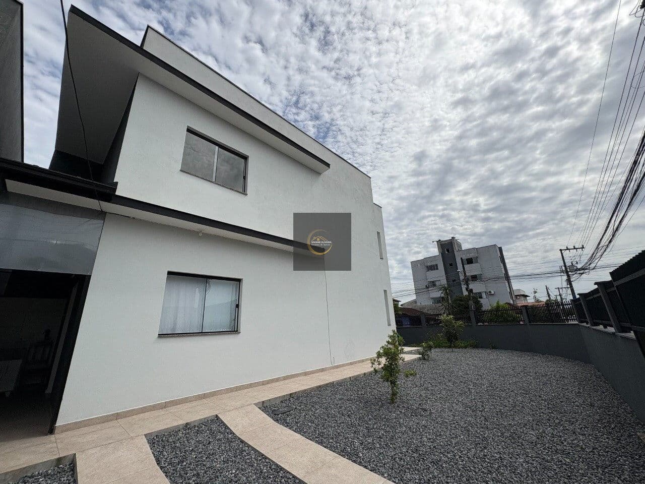 Sobrado Geminado de Esquina com 3 Quartos (Suíte no Térreo) e Amplo Terreno no Boa Vista