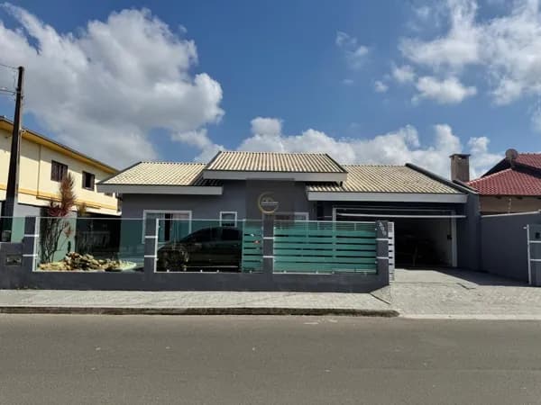 Casa 3 quartos no Iririú com suíte, piscina e energia solar