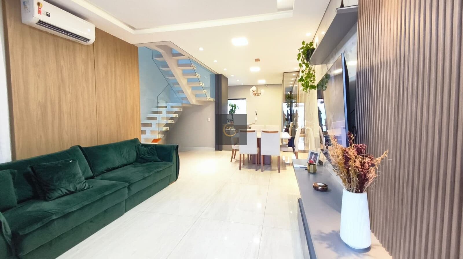 Sobrado Geminado no Saguaçu com 200m² | 3 Quartos | Suíte Master com Hidro | 3 Vagas | Espaço para Piscina