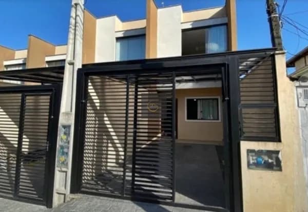 Sobrado com 2 quartos, sendo 1 suíte no Saguaçu