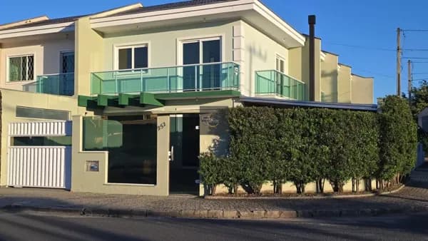 Sobrado de Esquina Reformado com 3 Quartos e Área de Festas no Bairro Aventureiro