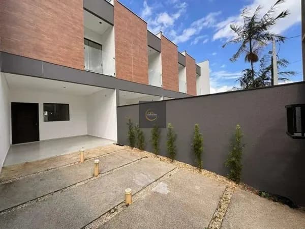 Sobrado Geminado no Iririú com 3 Quartos (1 Suíte) e 12m de Terreno nos Fundos
